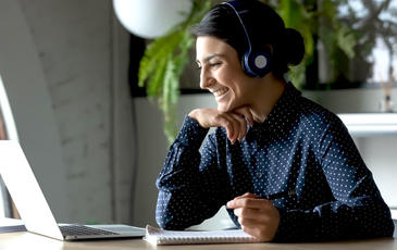 Woman using Alianza’s voice analytics portal, powered by Ativa
