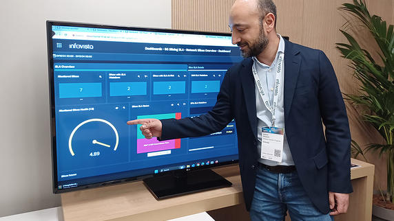 Hazem Hussein, Solution Engineer at Infovista, showcasing a 5G slicing SLA dashboard during MWC24