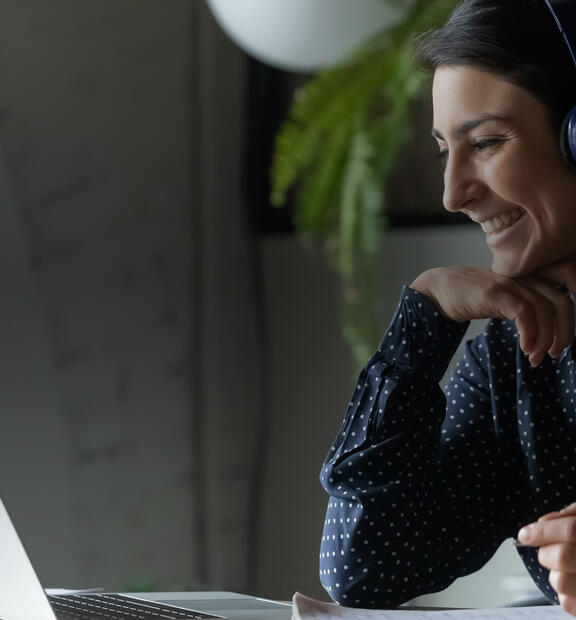 Woman working on Alianza Voice Analytics Portal, powered by Ativa™