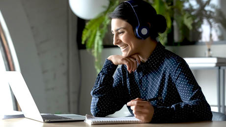 Woman using Alianza’s voice analytics portal, powered by Ativa