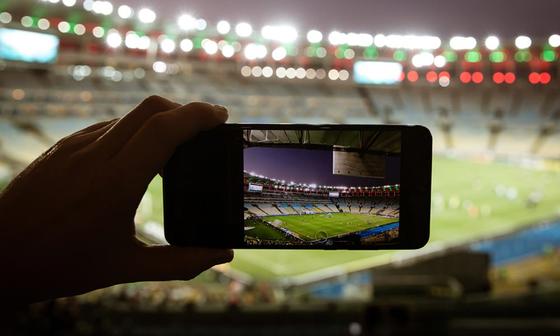 Taking picture of a sports game with mobile phone