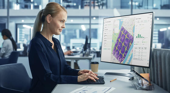 Woman in office looking at Infovista's Planet Cloud report